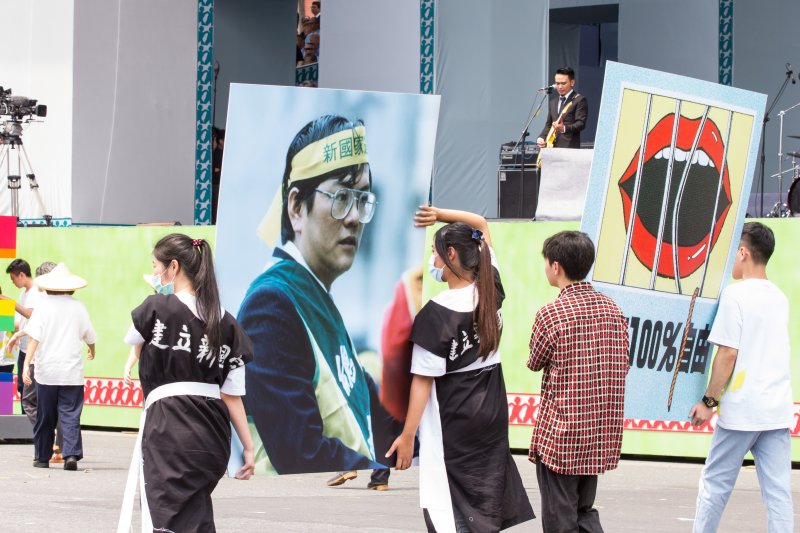 第十四任總統、副總統就職典禮上,演出台灣民主進行曲時出現了鄭南榕的相片。(顏麟宇攝) 第十四任總統、副總統就職典禮上,演出台灣民主進行曲時出現了鄭南榕的相片。(顏麟宇攝)