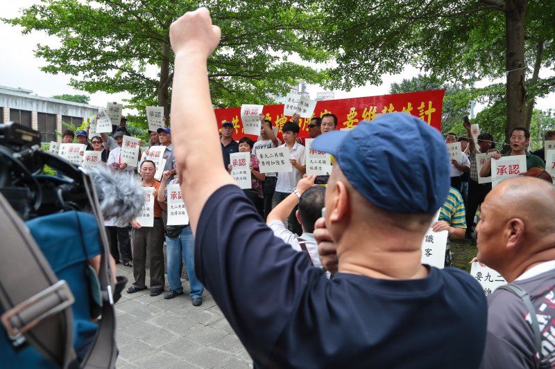 中華統一促進黨的計程車司機們25日下午至民進黨中央，向總統蔡英文呼籲「要九二共識，要增加陸客，要維持生計」。（顏麟宇攝）