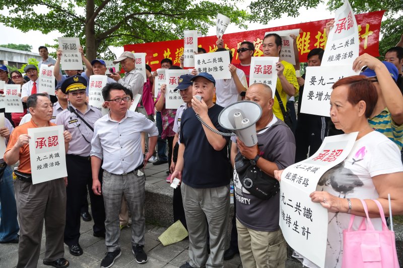 中華統一促進黨的計程車司機們25日下午至民進黨中央，向總統蔡英文呼籲「要九二共識，要增加陸客，要維持生計」。（顏麟宇攝）