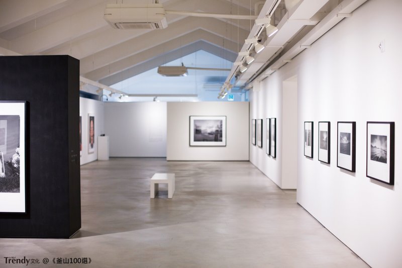 在設計高雅的最佳展覽館中欣賞攝影作品(本圖/文經授權轉載自TRENDY文化《釜山100選:像在地人一般旅行吧!》) 在設計高雅的最佳展覽館中欣賞攝影作品(本圖/文經授權轉載自TRENDY文化《釜山100選:像在地人一般旅行吧!》)