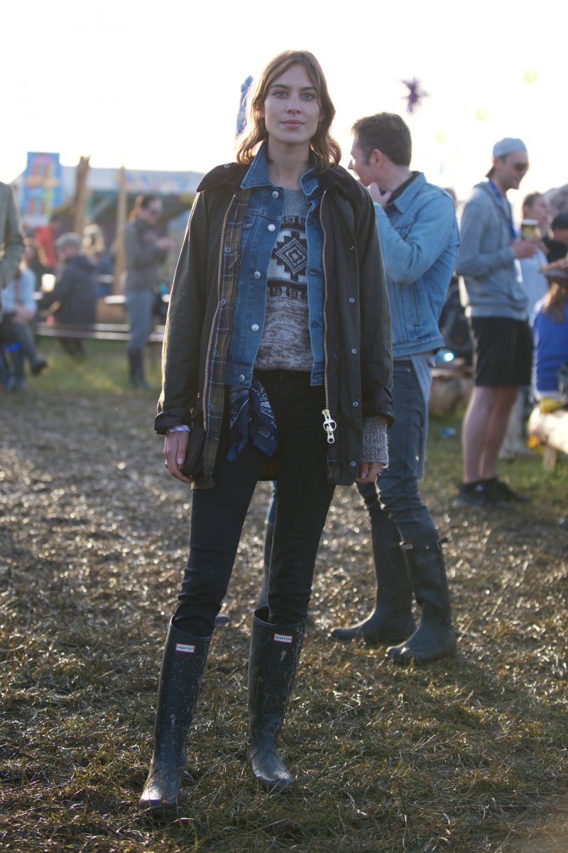 I.T Girl Alexa Chung參加Glstonbury,以Hunter Boots為造型穿搭。 I.T Girl Alexa Chung參加Glstonbury,以Hunter Boots為造型穿搭。