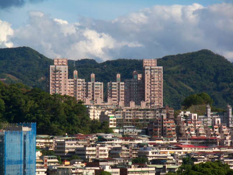 中古屋房價不如新屋高，是投資房地產的優選之一，但中古屋也因而潛藏許多不確定因素。（圖為文山區興隆路三段，取自維基百科）