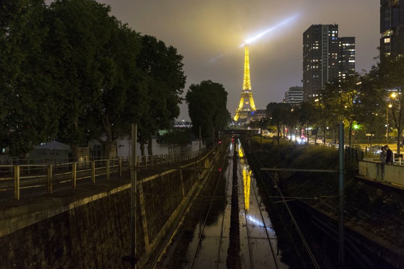 夜晚的巴黎,路面仍積水。(美聯社) 夜晚的巴黎,路面仍積水。(美聯社)