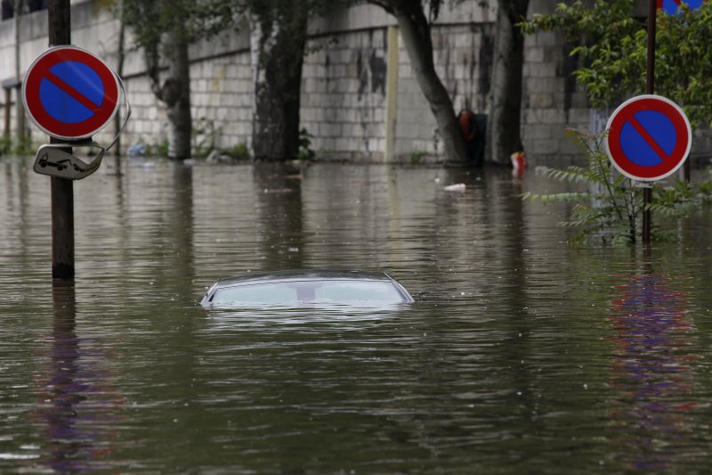 巴黎的積水深度幾讓汽車滅頂。(美聯社) 巴黎的積水深度幾讓汽車滅頂。(美聯社)