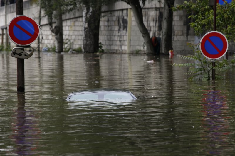 巴黎的積水深度幾讓汽車滅頂。（美聯社）