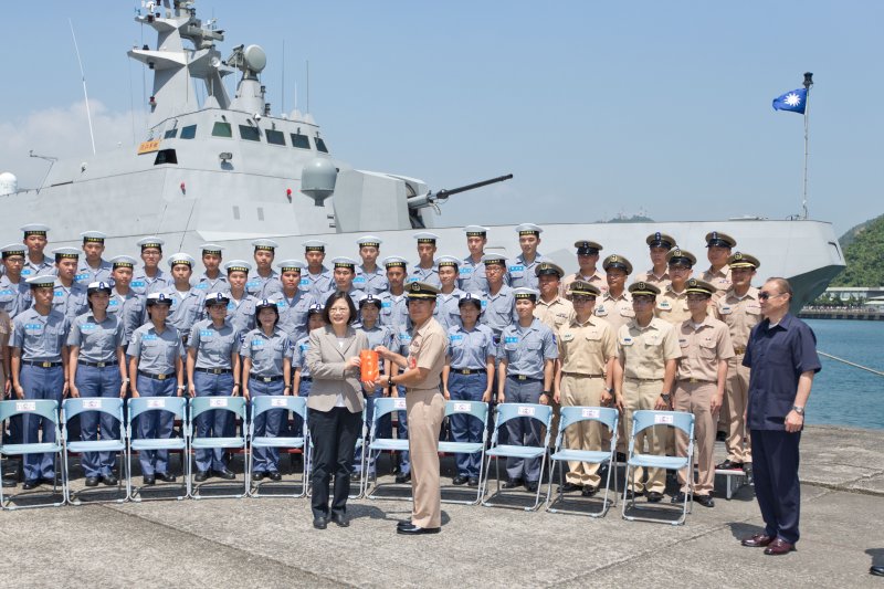 總統蔡英文4日視導宜蘭部隊,首站抵達海軍蘇澳中正基地登上沱江艦,並與官兵合影及頒發加菜金。(顏麟宇攝) 總統蔡英文4日視導宜蘭部隊,首站抵達海軍蘇澳中正基地登上沱江艦,並與官兵合影及頒發加菜金。(顏麟宇攝)