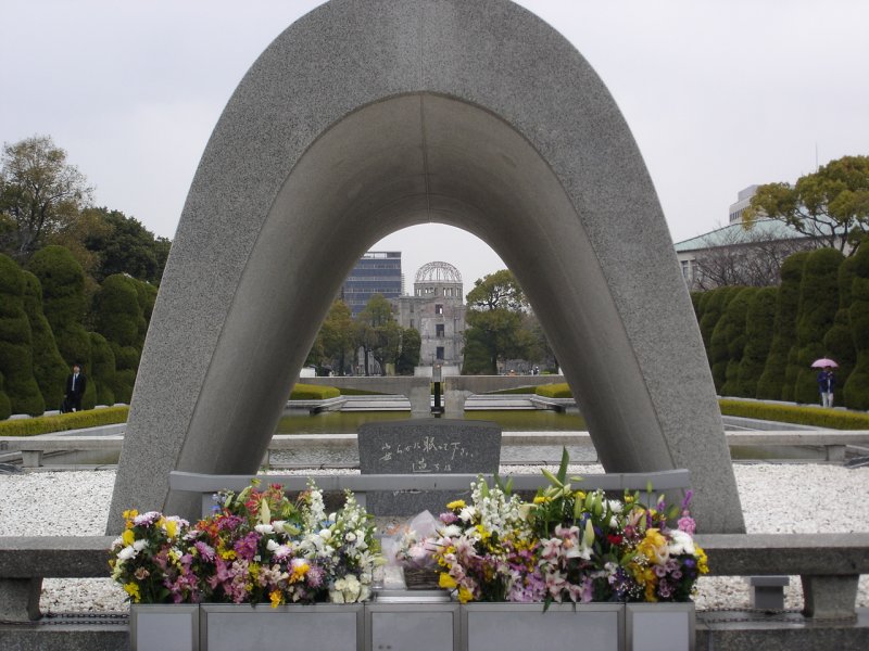 位於廣島和平紀念公園內的原爆遇難者紀念碑。(圖/Peter Broster@flickr) 位於廣島和平紀念公園內的原爆遇難者紀念碑。(圖/Peter Broster@flickr)