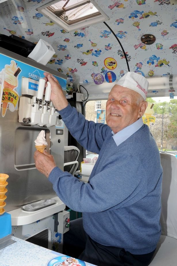 英國86歲老爺爺福爾迪目前已賣出135萬支霜淇淋。(圖/轉載自英國《每日鏡報》) 英國86歲老爺爺福爾迪目前已賣出135萬支霜淇淋。(圖/轉載自英國《每日鏡報》)