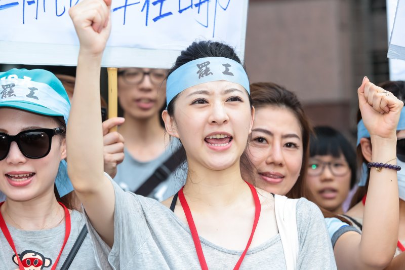 華航罷工空服員24日至民進黨部前抗議遞交陳情書。(顏麟宇攝) 華航罷工空服員24日至民進黨部前抗議遞交陳情書。(顏麟宇攝)