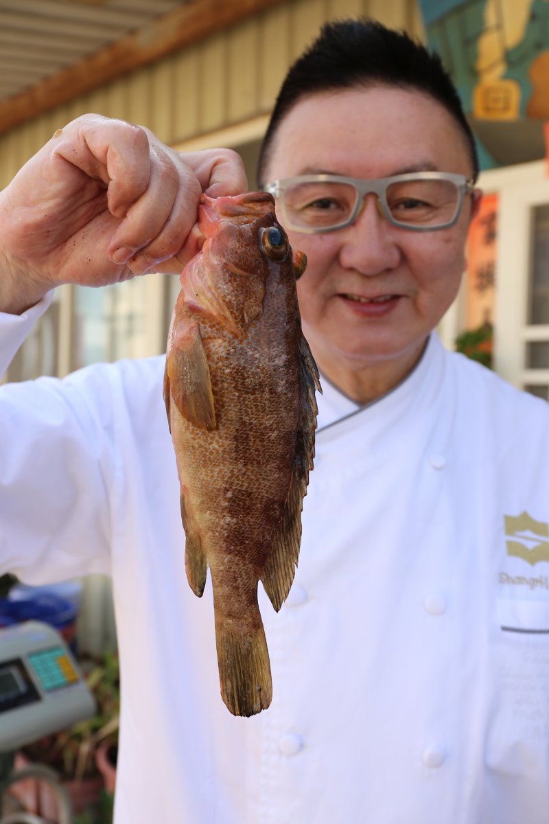 名廚劉冠麟表示,香港人最愛吃活魚,清蒸一斤重最佳。(圖/皇冠文化提供) 名廚劉冠麟表示,香港人最愛吃活魚,清蒸一斤重最佳。(圖/皇冠文化提供)