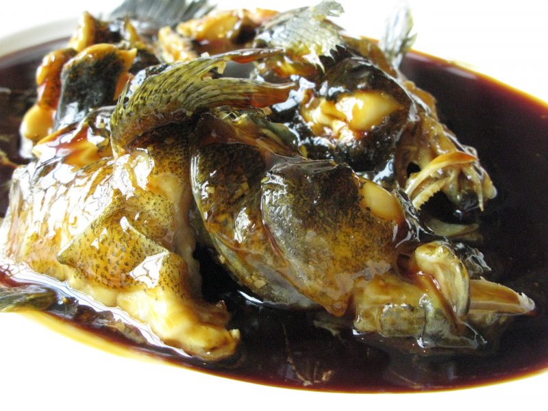 魚愈新鮮,蒸好的模樣愈難看,皮開肉綻,魚眼爆出。(圖/皇冠文化提供) 魚愈新鮮,蒸好的模樣愈難看,皮開肉綻,魚眼爆出。(圖/皇冠文化提供)