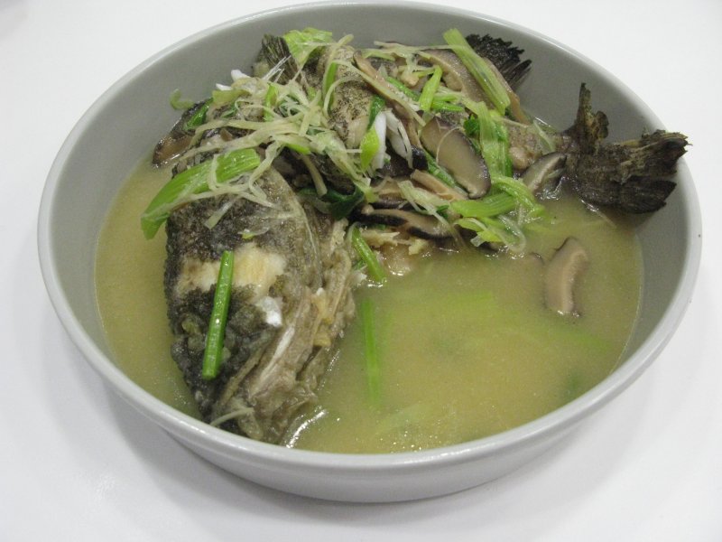 飯店年菜海上鮮,拎回家必須再回蒸,算一算這條魚最少死三次。(圖/皇冠文化提供) 飯店年菜海上鮮,拎回家必須再回蒸,算一算這條魚最少死三次。(圖/皇冠文化提供)