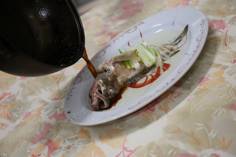 劉冠麟利用熱鍋餘溫,熗醬汁,淋蒸魚,美味無比。(圖/皇冠文化提供) 劉冠麟利用熱鍋餘溫,熗醬汁,淋蒸魚,美味無比。(圖/皇冠文化提供)