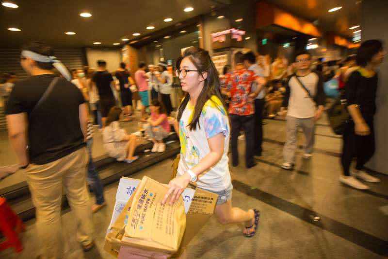 為時21小時35分的空服員罷工,於24日晚間在勞資雙方達成共識下結束,並開始清理現場環境。(顏麟宇攝) 為時21小時35分的空服員罷工,於24日晚間在勞資雙方達成共識下結束,並開始清理現場環境。(顏麟宇攝)