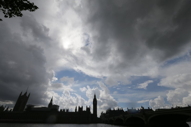 英國經濟狀況是烏雲還是藍天，成為影響脫歐公投結果的關鍵因素（美聯社〉