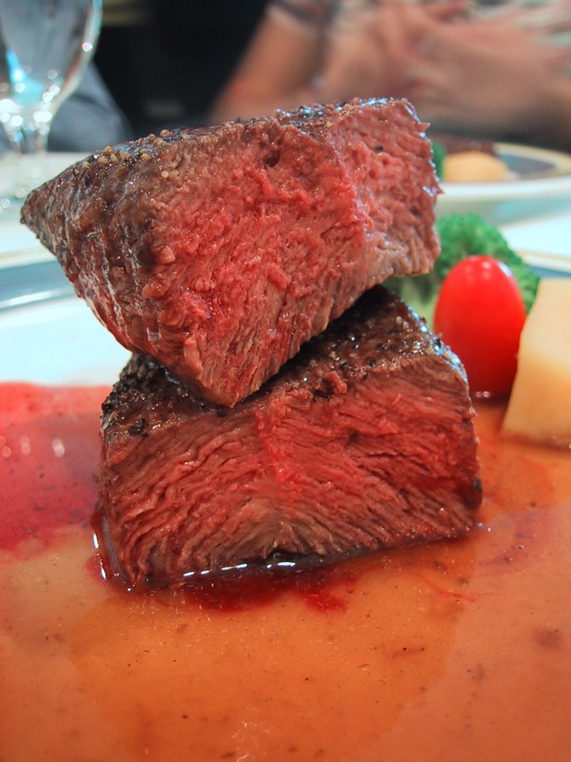 爆發王品集團重組肉事件之後,台灣重組肉的技術更加日新月異。(圖/皇冠文化提供) 爆發王品集團重組肉事件之後,台灣重組肉的技術更加日新月異。(圖/皇冠文化提供)