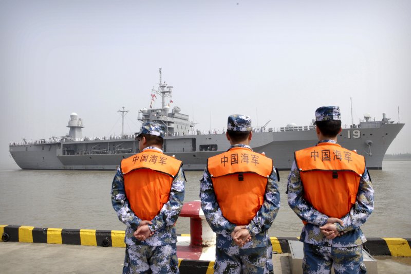 中國海軍看著軍艦進入上海。(美聯社) 中國海軍看著軍艦進入上海。(美聯社)