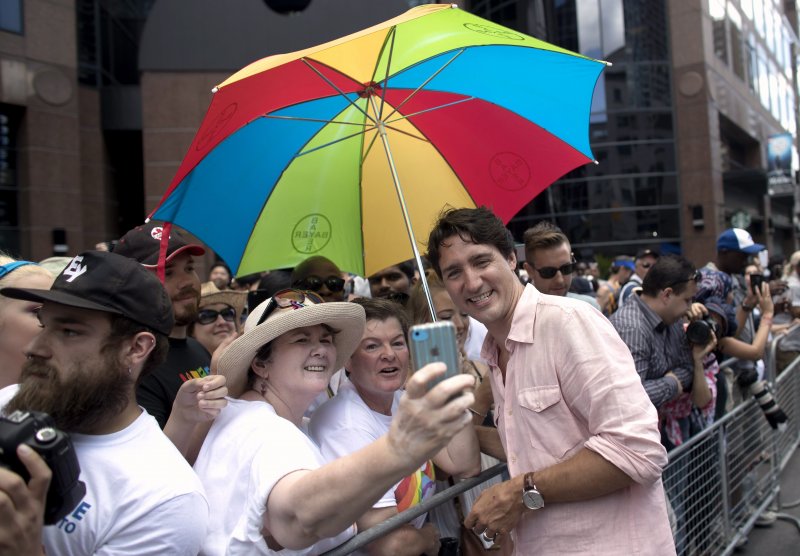 加拿大總理杜魯道(Justin Trudeau)參加多倫多同志大遊行,開心與民眾自拍。(美聯社) 加拿大總理杜魯道(Justin Trudeau)參加多倫多同志大遊行,開心與民眾自拍。(美聯社)