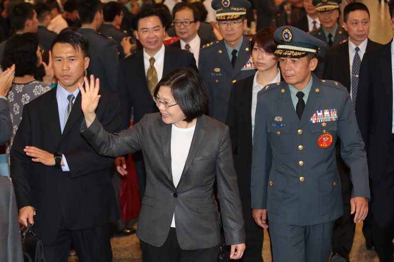 總統蔡英文4日出席三軍五校聯合畢業典禮,並與畢業生一同共進午餐。(顏麟宇攝) 總統蔡英文4日出席三軍五校聯合畢業典禮,並與畢業生一同共進午餐。(顏麟宇攝)