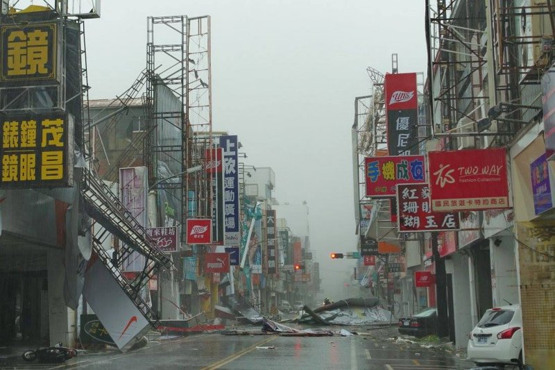 颱風尼伯特來襲，台東縣街頭一片狼籍，災情慘重。（取自林豐傑臉書）