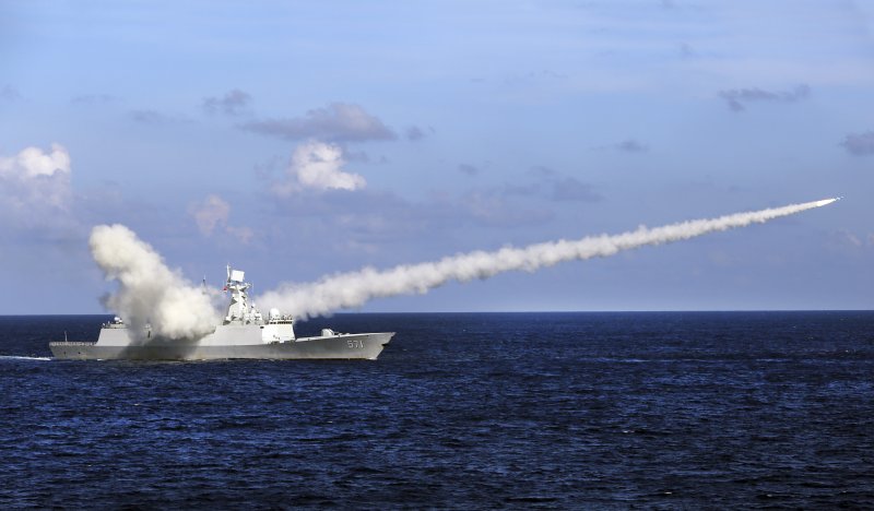 中國人民解放軍海軍南海軍演，飛彈護衛艦「運城艦」發射飛彈（美聯社）