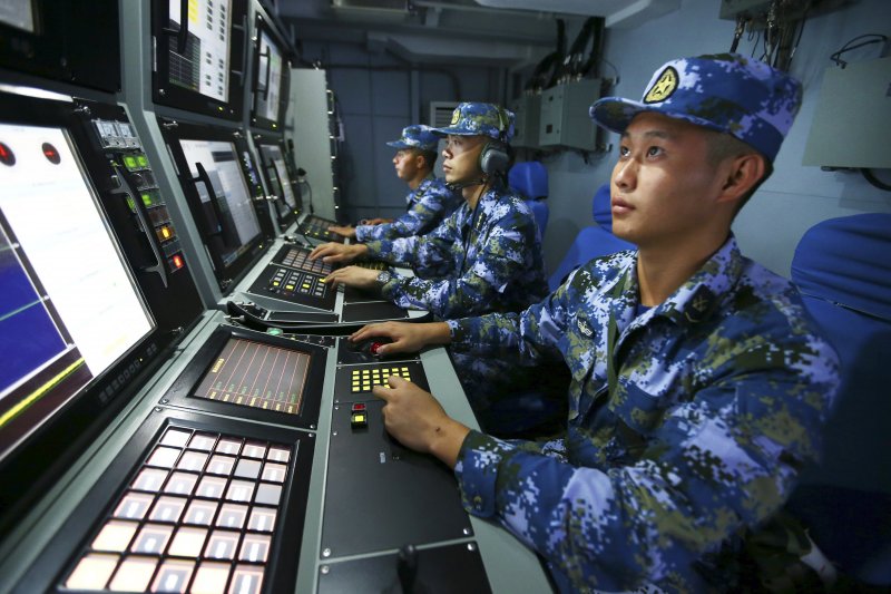 中國人民解放軍海軍南海軍演,飛彈驅逐艦「合肥艦」官兵尋找目標(美聯社) 中國人民解放軍海軍南海軍演,飛彈驅逐艦「合肥艦」官兵尋找目標(美聯社)