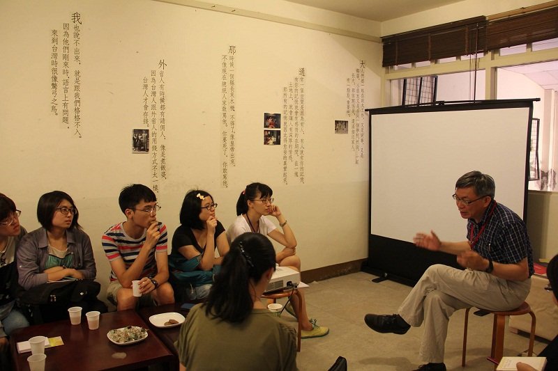 過去化南新村客廳就是講堂,台大苑舉正教授在政大「憶南忘」活動中重現光華。(陳淑美提供) 過去化南新村客廳就是講堂,台大苑舉正教授在政大「憶南忘」活動中重現光華。(陳淑美提供)