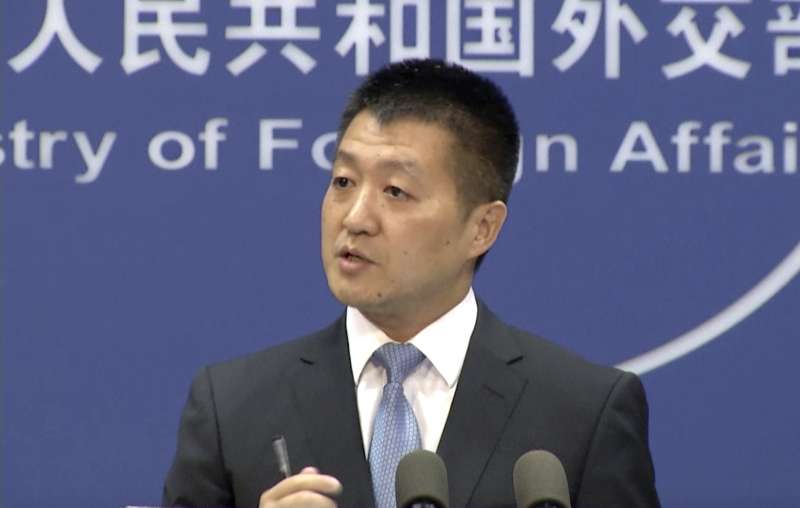 中國外交部發言人陸慷12日對南海仲裁案發表談話(美聯社) 中國外交部發言人陸慷12日對南海仲裁案發表談話(美聯社)