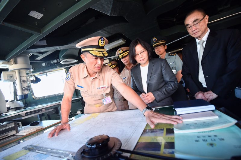 2016-07-13-蔡英文視導海軍迪化艦-總統府提供