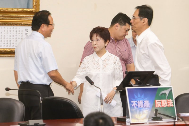 20160714-國民黨洪秀柱主席針對黨產條例議題.嚴肅發表聲明.洪秀柱特別向立院黨秘書長林德福握手致意(陳明仁攝) 20160714-國民黨洪秀柱主席針對黨產條例議題.嚴肅發表聲明.洪秀柱特別向立院黨秘書長林德福握手致意(陳明仁攝)