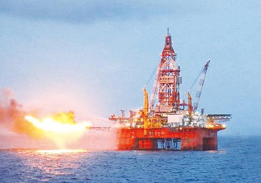 圖六:在東沙西南、廣東外海,中海油「海洋石油981」鑽井平台鑽得油氣試燃的畫面。(中國船舶集團公司公佈的照片) 圖六:在東沙西南、廣東外海,中海油「海洋石油981」鑽井平台鑽得油氣試燃的畫面。(中國船舶集團公司公佈的照片)