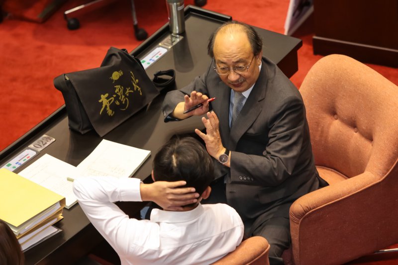 民進黨總召柯建銘與時代力量立委黃國昌22日於議場內閒聊。(顏麟宇攝) 民進黨總召柯建銘與時代力量立委黃國昌22日於議場內閒聊。(顏麟宇攝)