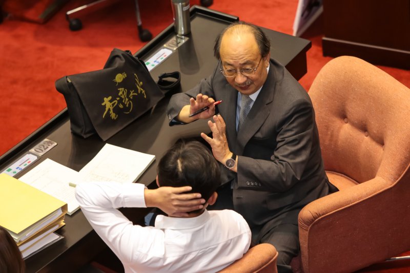 民進黨總召柯建銘與時代力量立委黃國昌22日於議場內閒聊。（顏麟宇攝）