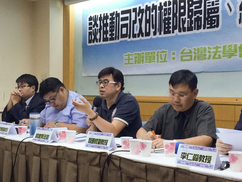 錢建榮等法律人24日舉行記者會批評此次司法院長提名。(石秀娟攝).jpg 錢建榮等法律人24日舉行記者會批評此次司法院長提名。(石秀娟攝).jpg