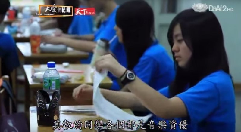 即使推行12年國教,學校仍瀰漫著考試的氛圍。(取自《想飛的十五歲》紀錄片) 即使推行12年國教,學校仍瀰漫著考試的氛圍。(取自《想飛的十五歲》紀錄片)