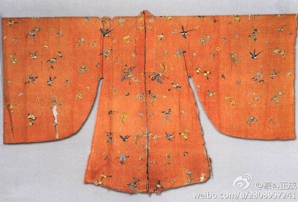 孔府收藏的桃紅紗地彩繡花鳥紋披風,是明末的流行款。(圖/旅讀中國提供) 孔府收藏的桃紅紗地彩繡花鳥紋披風,是明末的流行款。(圖/旅讀中國提供)