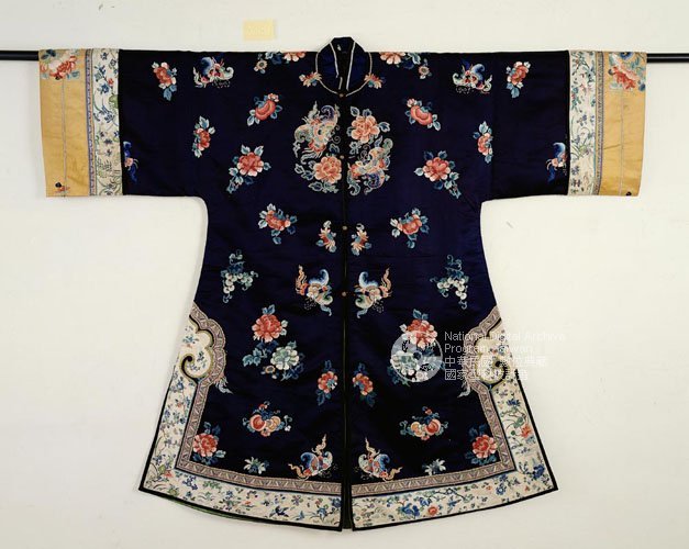 清末民初的女褂(披風),存世女褂主要為深青、石青或黑色。(圖/旅讀中國提供) 清末民初的女褂(披風),存世女褂主要為深青、石青或黑色。(圖/旅讀中國提供)