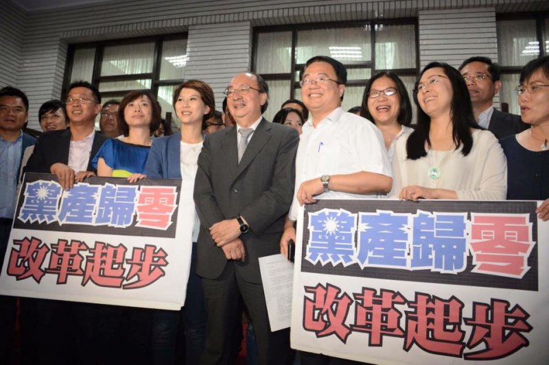 20160730-SMG0045-007-立院通過黨產條例後，民進黨黨團在議場外合影。（柯建銘臉書）.jpg