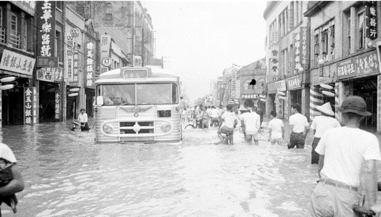 1963年9月10日,葛樂禮颱風狂襲北台灣,導致大台北許多低窪地區淹水超過一樓高,總計約造成14,000千間房屋全倒,社子地區更是受創嚴重,泡水三天,數十人傷亡。(圖/遠足出版提供) 1963年9月10日,葛樂禮颱風狂襲北台灣,導致大台北許多低窪地區淹水超過一樓高,總計約造成14,000千間房屋全倒,社子地區更是受創嚴重,泡水三天,數十人傷亡。(圖/遠足出版提供)