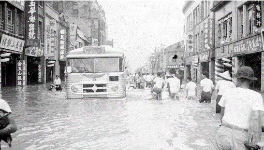 1963年9月10日，葛樂禮颱風狂襲北台灣，導致大台北許多低窪地區淹水超過一樓高，總計約造成14,000千間房屋全倒，社子地區更是受創嚴重，泡水三天，數十人傷亡。（圖/遠足出版提供）