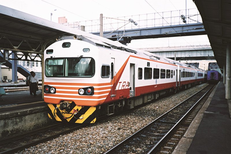 改造過後的自強號電聯車,稱為EMU1200,固定九節行駛。(圖/作者提供) 改造過後的自強號電聯車,稱為EMU1200,固定九節行駛。(圖/作者提供)