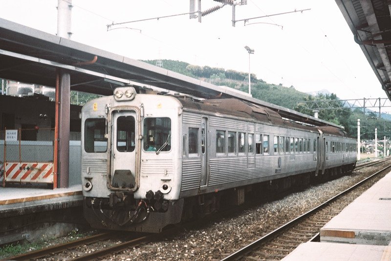 銀灰色車頭的柴快。 銀灰色車頭的柴快。