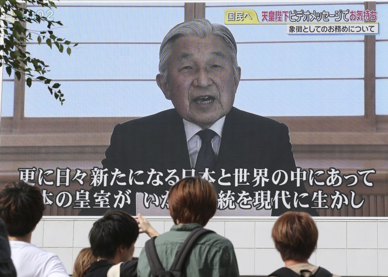 日本明仁天皇發表電視談話,國民高度關注。(美聯社) 日本明仁天皇發表電視談話,國民高度關注。(美聯社)