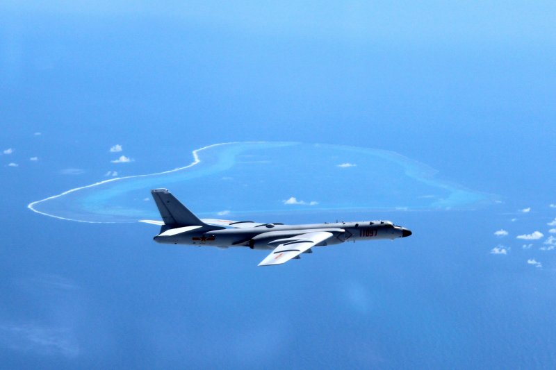 中國空軍轟-6K飛機在南海黃岩島等島礁附近空域巡航(AP) 中國空軍轟-6K飛機在南海黃岩島等島礁附近空域巡航(AP)