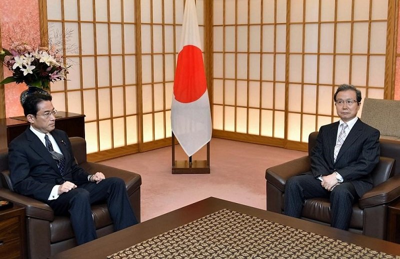 日本外相岸田文雄緊急召見中國駐日大使程永華,就中國海警船連日來進入釣魚臺12海浬表示抗議。(視頻截圖) 日本外相岸田文雄緊急召見中國駐日大使程永華,就中國海警船連日來進入釣魚臺12海浬表示抗議。(視頻截圖)