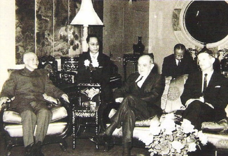 1969年10月蔣中正總統(左)在士林官邸接見美國國務卿魯斯克(中),右一為美國駐華大使馬康衛。(許捷芳攝/愛玉之家提供) 1969年10月蔣中正總統(左)在士林官邸接見美國國務卿魯斯克(中),右一為美國駐華大使馬康衛。(許捷芳攝/愛玉之家提供)