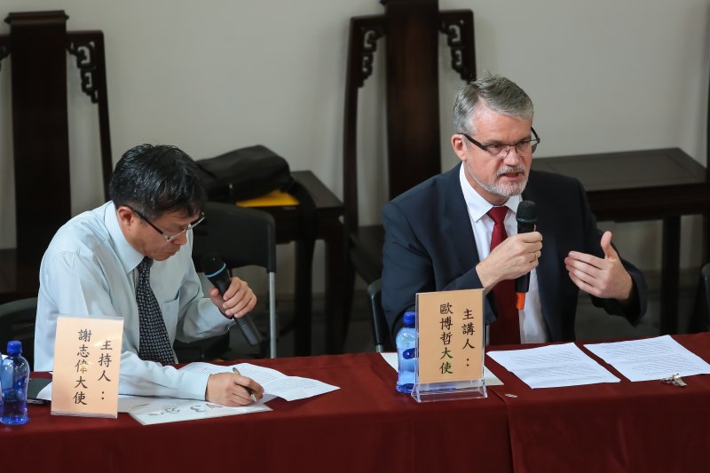 台灣駐德大使謝志偉及德國駐台大使歐博哲13日出席德國轉型正義經驗講座。(顏麟宇攝) 台灣駐德大使謝志偉及德國駐台大使歐博哲13日出席德國轉型正義經驗講座。(顏麟宇攝)