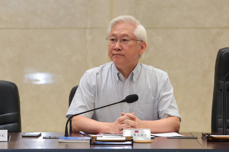 政務委員吳政忠16日出席「行政院能源及減碳辦公室105年度第1次委員會議」,並擔任能源及減碳辦公室召集人。(顏麟宇攝) 政務委員吳政忠16日出席「行政院能源及減碳辦公室105年度第1次委員會議」,並擔任能源及減碳辦公室召集人。(顏麟宇攝)