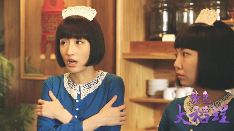 如月在喫茶店撞見逸安他們在看西方「沒穿衣服」的畫冊,覺得無法接受。(圖/紫色大稻埕@facebook) 如月在喫茶店撞見逸安他們在看西方「沒穿衣服」的畫冊,覺得無法接受。(圖/紫色大稻埕@facebook)