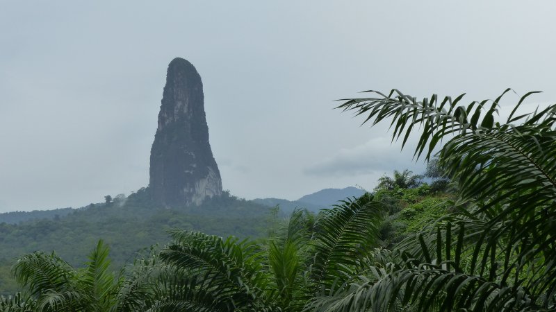 若隱若現,迷霧環繞,好像奇幻故事裡的景象。(圖/Pico Cão Grande@wiki) 若隱若現,迷霧環繞,好像奇幻故事裡的景象。(圖/Pico Cão Grande@wiki)
